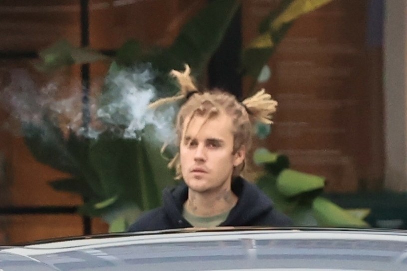 Justin Bieber przyłapany na paleniu /BACKGRID /East News