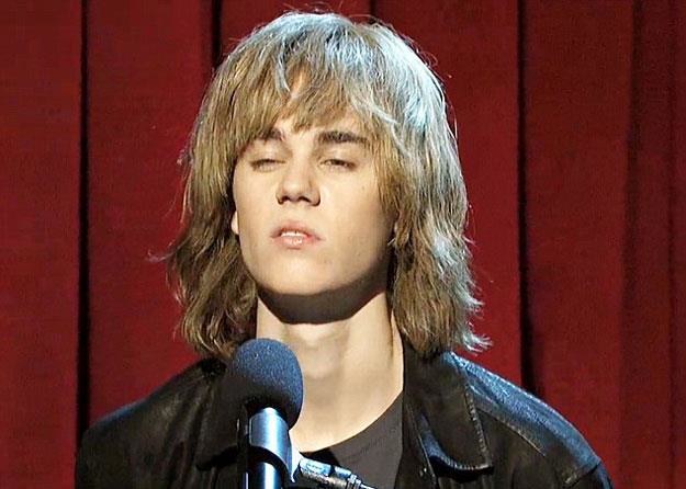 Justin Bieber w "Saturday Night Live": Do twarzy mu z długimi włosami? /