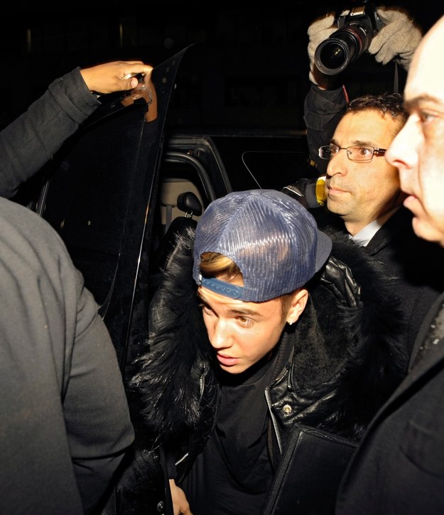 Justin Bieber wychodzi z posterunku policji w Toronto /WARREN TODA /PAP/EPA