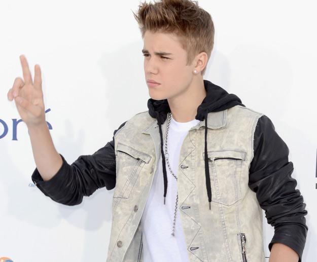 Justin Bieber wykonuje gest superczystą dłonią - fot. Frazer Harrison /Getty Images/Flash Press Media
