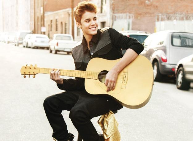 Justin Bieber z gitarą akustyczna /Universal Music Polska