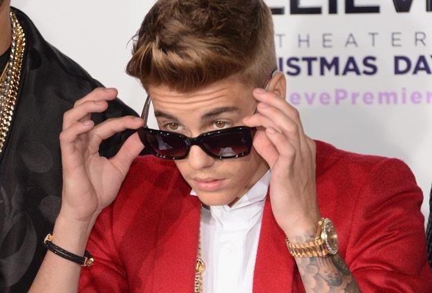Justin Bieber z niedowierzaniem patrzy na wyniki sprzedaży (fot. Jason Kempin) /Getty Images/Flash Press Media
