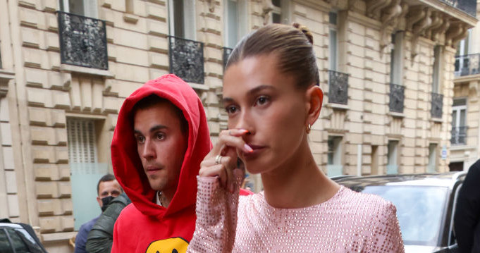 Justin i Hailey Bieber w Paryżu /Pierre Suu /Getty Images