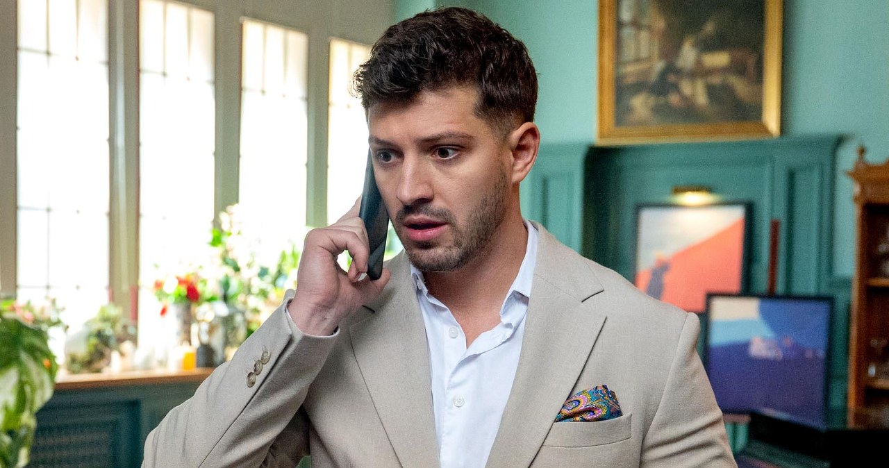 Justin (Jasper Sołtysiewicz) dowie się, że Ola (Michalina Robakiewicz) trafiła do szpitala /Źródło: AIM