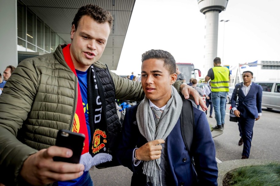 Justin Kluivert pozuje do selfie ze swoim młodym fanem / 	REMKO DE WAAL    /PAP/EPA