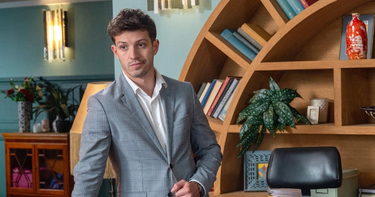 Justin odkryje, że faktury za remont hotelu są zawyżone /Źródło: AIM