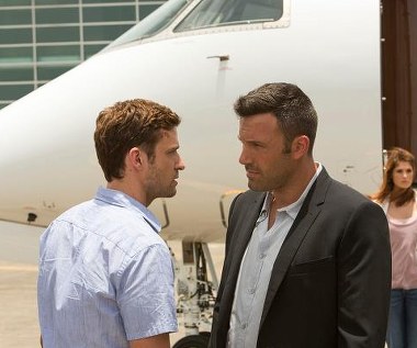 Justin Timberlake, Ben Affleck i Gemma Arterton w scenie z filmu "Ślepy traf"