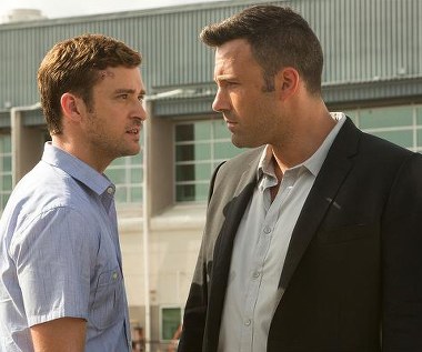 Justin Timberlake i Ben Affleck w scenie z filmu "Ślepy traf"