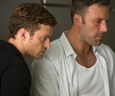 Justin Timberlake i Ben Affleck w scenie z filmu "Ślepy traf"