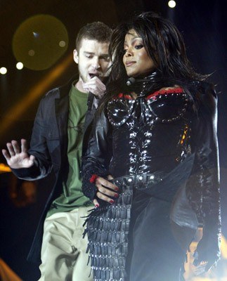 Justin Timberlake odsłania pierś Janet Jackson /arch. AFP