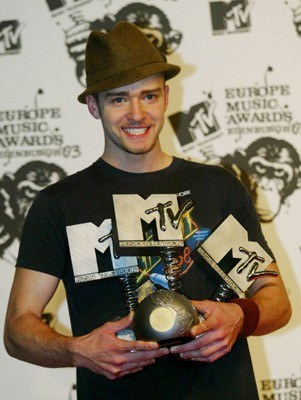 Justin Timberlake z nagrodami MTV Europe Music Awards w 2003 roku /arch. AFP