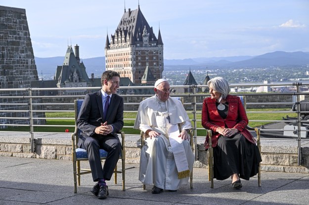 Justin Trudeau, papież Franciszek i Mary Simon - gubernator generalna Kanady i przedstawicielka ludności rdzennej /CIRO FUSCO /PAP/EPA