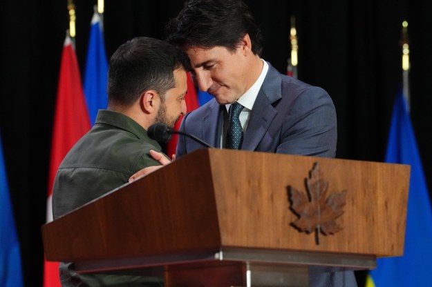 Justin Trudeau (z prawej) i Wołodymyr Zełenski / 	Sean Kilpatrick /PAP/EPA