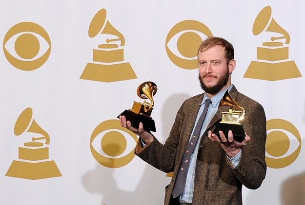 Justin Vernon z dumą prezentuje statuetki Grammy - fot. Kevork Djansezian /Getty Images/Flash Press Media