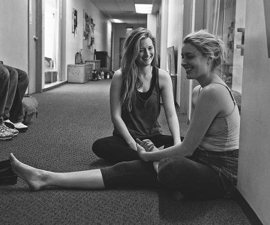 Justine Lupe i Greta Gerwig w filmie "Frances Ha"