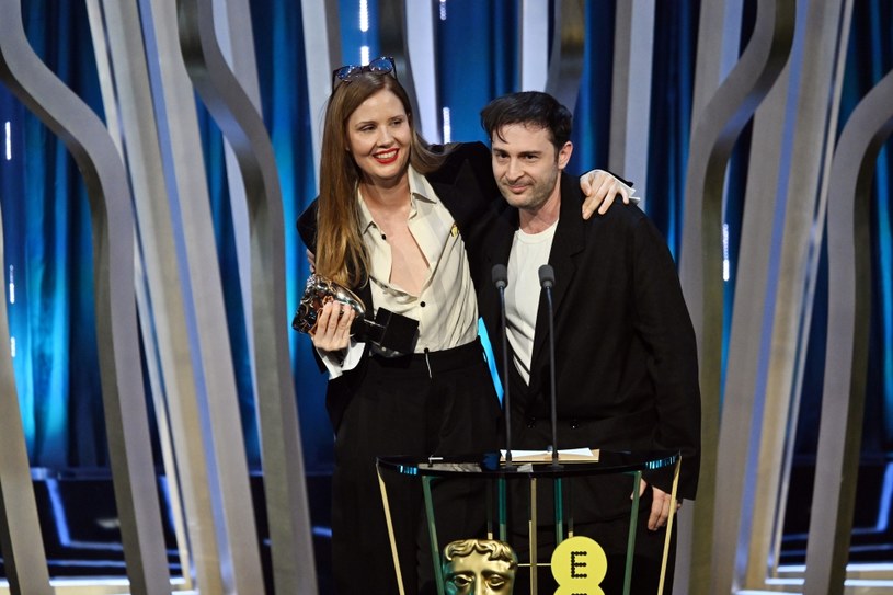 Justine Triet i Arthur Harari z nagrodą BAFTA 2024 za najlepszy scenariusz filmu "Anatomia upadku" /Kate Green/BAFTA /Getty Images