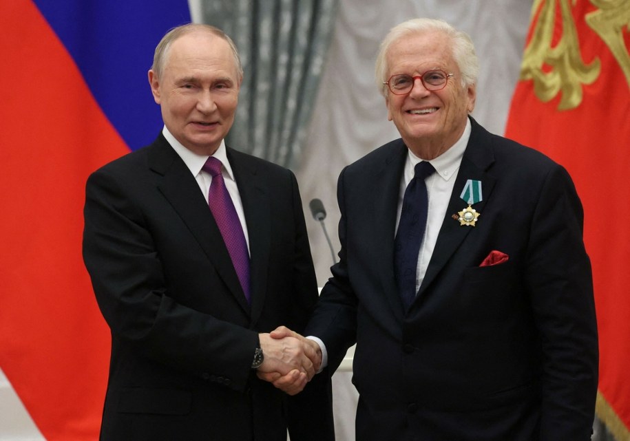 Justus Frantz odbiera nagrodę z rąk Władimira Putina /MAXIM SHIPENKOV/AFP/East News /East News