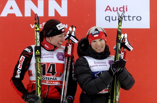 Justyna Kowalczyk i Sylwia Jaśkowiec na najniższym stopniu podium w sprincie drużynowym w estońskiej Otepaeae /VALDA KALNINA /PAP/EPA