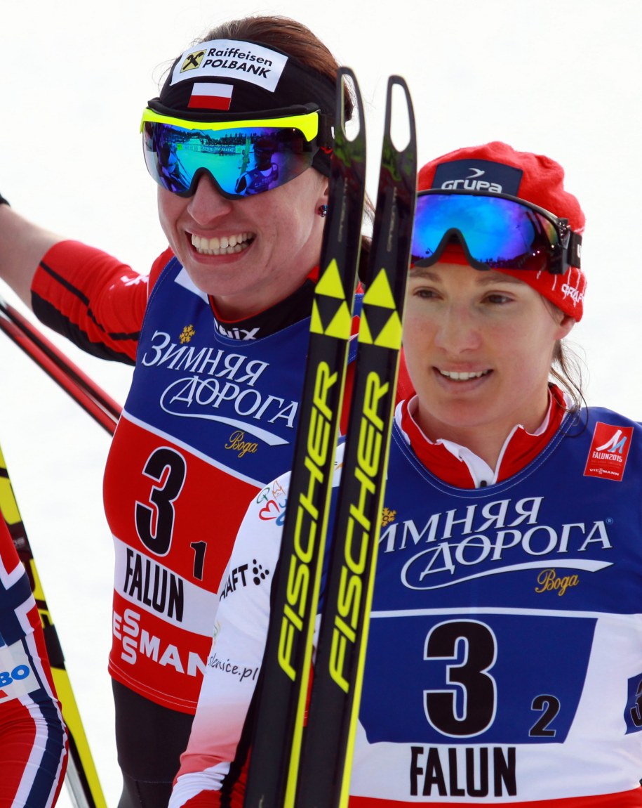 Justyna Kowalczyk i Sylwia Jaśkowiec po zdobyciu brązowego medalu w sprincie drużynowym na MŚ w szwedzkim Falun (luty 2015) /Grzegorz Momot /PAP