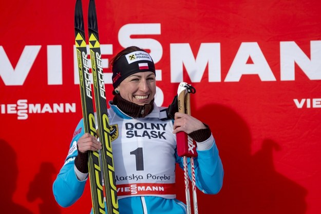 Justyna Kowalczyk na najwyższym stopniu podium /Maciej Kulczyński /PAP