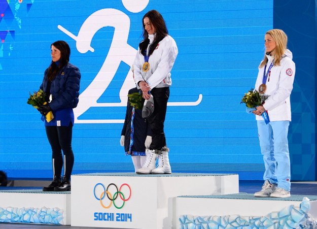 Justyna Kowalczyk na najwyższym stopniu podium /LARRY W. SMITH /PAP/EPA