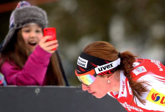 Justyna Kowalczyk na trasie biegu na dochodzenie techniką dowolną na dystansie 15 km zawodów narciarskiego cyklu Tour de Ski, które odbyły się 3 stycznia 2013 roku we włoskim Dobbiaco. Kowalczyk zajęła 1. miejsce /Grzegorz Momot /PAP