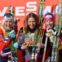 Justyna Kowalczyk na podium z Therese Johaug i Kikkan Randall