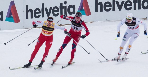 Justyna Kowalczyk (pierwsza z lewej) na trasie biegu ćwierćfinalowego /Fot. Maciej Kulczyński /PAP