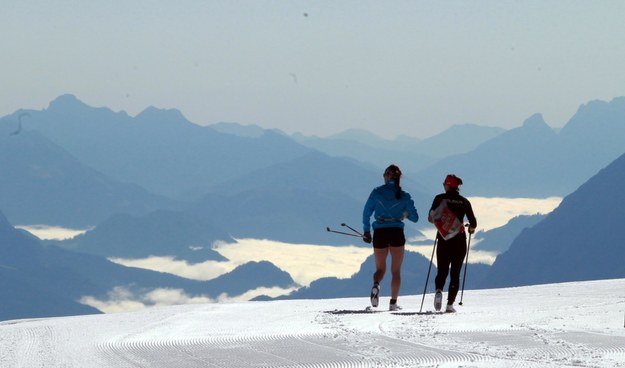 Justyna Kowalczyk (po lewej) i Sylwia Jaśkowiec na lodowcu Dachstein w Ramsau, gdzie na wysokości około 2700 m n.p.m. rozpoczęły przygotowania do nadchodzącego sezonu /Grzegorz Momot /PAP/EPA