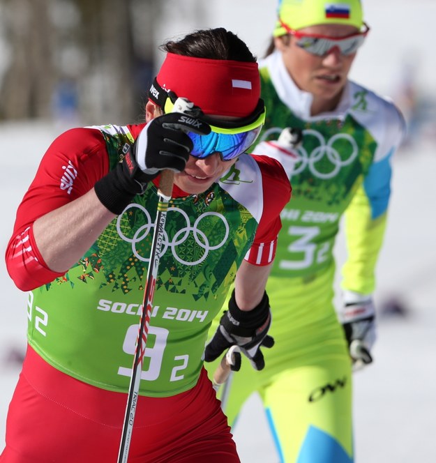 Justyna Kowalczyk (po lewej) wyprzedza Słowenkę Katję Visnar na 2. zmianie sztafety 4x5 km /Grzegorz Momot /PAP