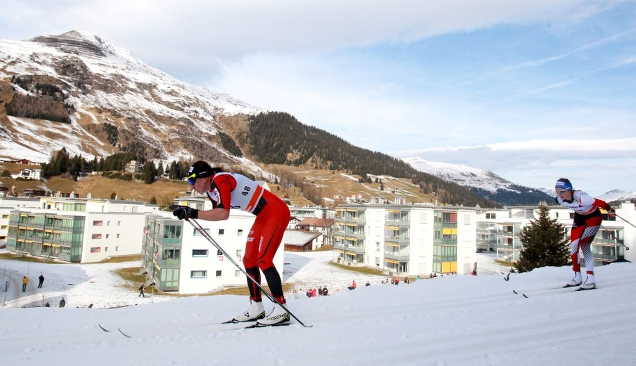 Justyna Kowalczyk przed Austriaczką Teresą Stadlober w sobotnim biegu na 10 km techniką klasyczną w Davos /Grzegorz Momot /PAP