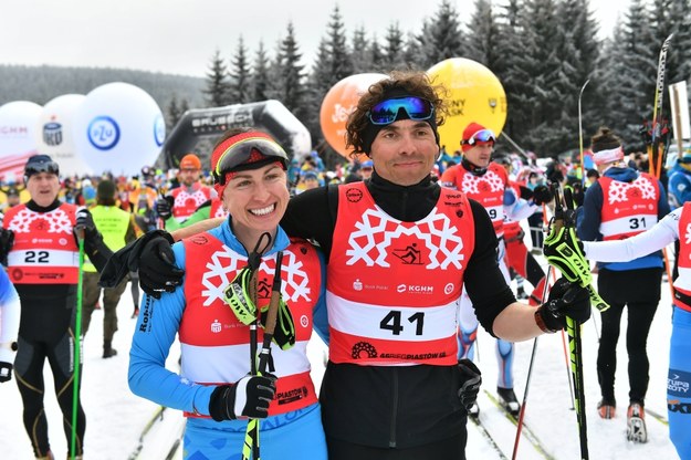 Justyna Kowalczyk-Tekieli i Kacper Tekieli na starcie 46. Biegu Piastów w Jakuszycach na zdjęciu z marca 2022 roku