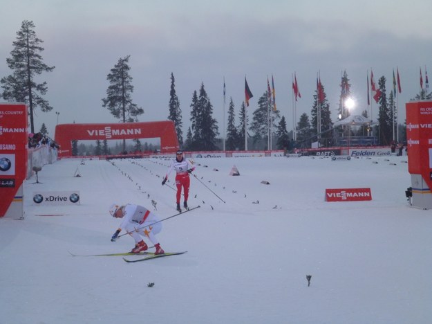 Justyna Kowalczyk (w czerwonym stroju) na mecie biegu eliminacyjnego /Patryk Serwański /RMF FM