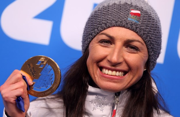 Justyna Kowalczyk ze złotym medalem igrzysk olimpijskich w Soczi /Grzegorz Momot /PAP