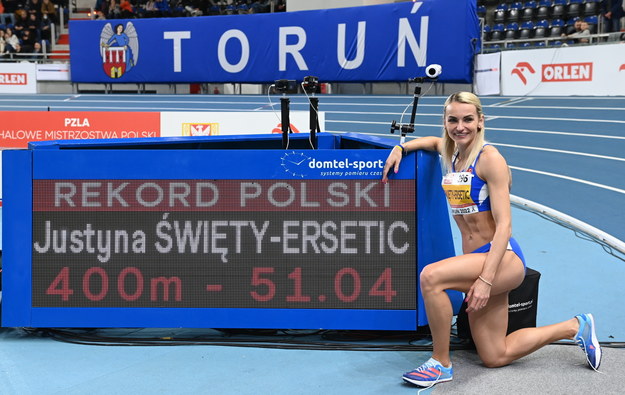 Justyna Święty-Ersetic prezentuje swój rekord /Tytus Żmijewski /PAP