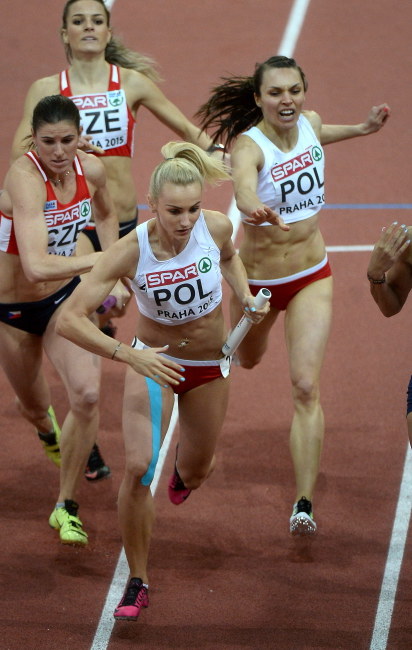 Justyna Święty (z przodu) i Monika Szczęsna w biegu sztafetowym 4x400m /PAP/Bartłomiej Zborowski /PAP