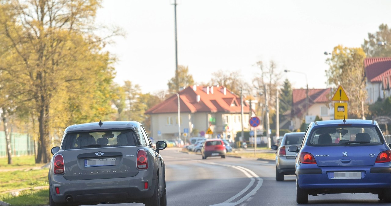 Justyna tak się spieszyła, że od wyprzedzania nie odciągnęły jej nawet zakręt i linia ciągła! /Newspix