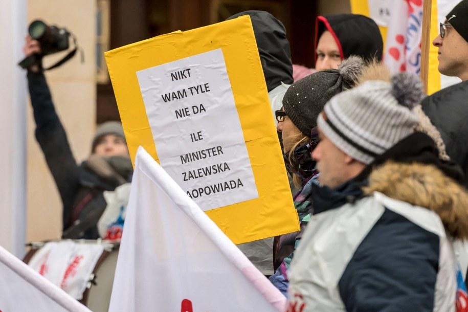 Jutro czeka nas wznowienie rozmów rządu z nauczycielami w sprawie podwyżek /Maciej Kulczyński /PAP