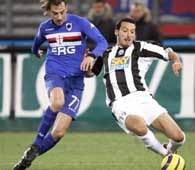 Juventus - Sampdoria 0:1. Gianluca Zambrotta (z prawej) walczy o piłkę z Christiano Zenonim /AFP