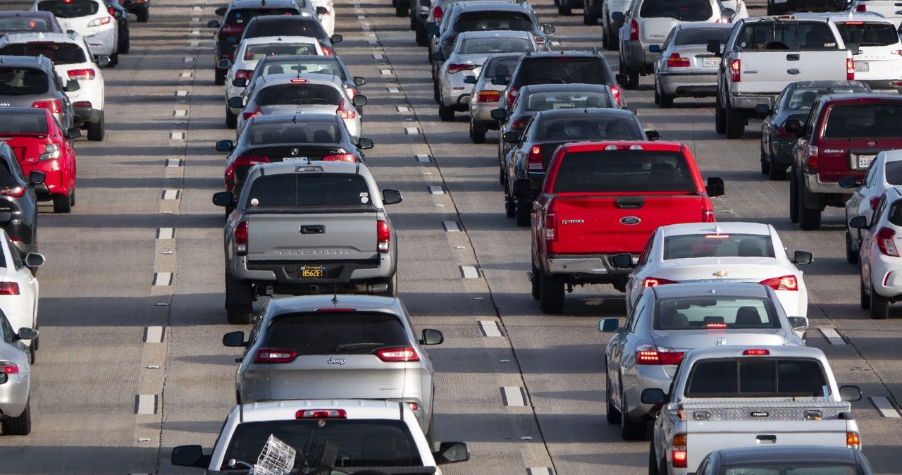 Już 12 stanów zamierza wprowadzić zakaz sprzedaży samochodów spalinowych. /Kevin Carter /Getty Images