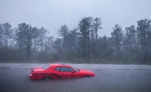Już 13 ofiar Florence. Wschodnie Wybrzeże walczy z potężnymi powodziami