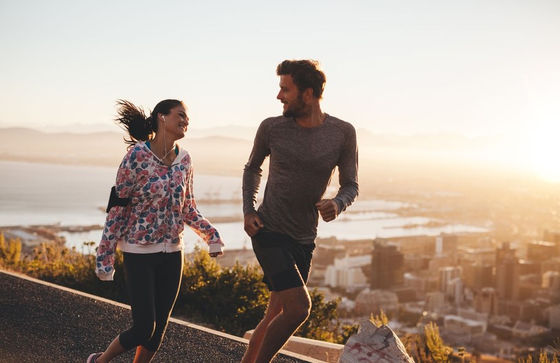 Już 30-40 minut joggingu wystarcza, by spowolnić procesy starzenia organizmu /123RF/PICSEL