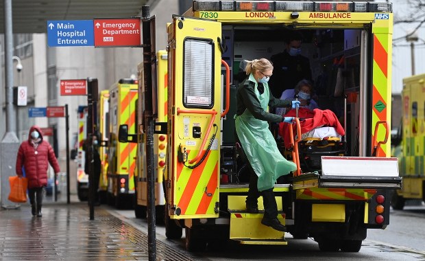 Już 5 procent Polaków zostało zaszczepionych przeciw Covid-19. Udostępnimy Słowakom i Czechom miejsca w szpitalach [RELACJA]