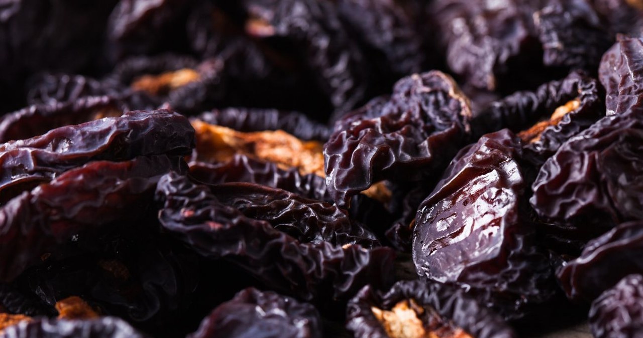 Już 5 sztuk suszonych śliwek dziennie dba o serce i kości /OKSANA SHUFRYCH /Canva Pro