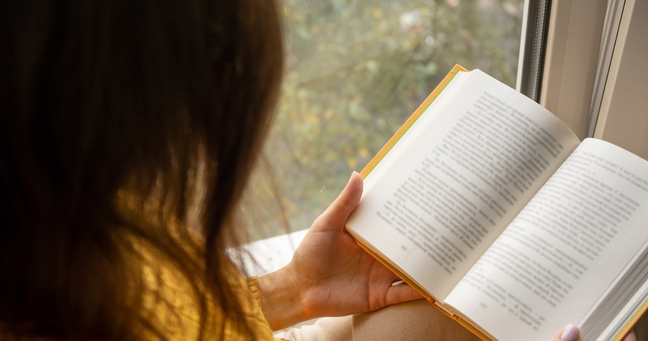Już 6 minut spędzonych z książką lub gazetą w ręku może obniżyć poziom stresu o 60 procent - wynika z badań /123RF/PICSEL