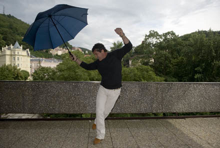 Już ćwiczy taniec Zorby? /AFP