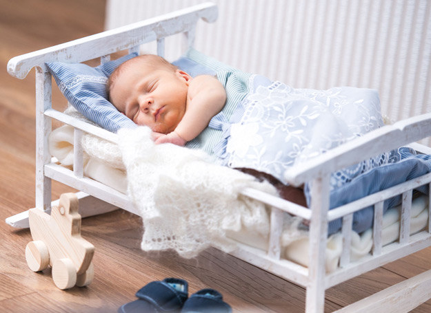 Już czteromiesięczne niemowlę ma na tyle dojrzały układ nerwowy, że jest w stanie przespać w nocy 8-12 godzin, budząc się tylko raz na karmienie. /123RF/PICSEL