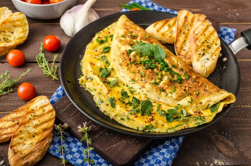 Już jeden omlet z dwóch jaj z dodatkami może być sycącym posiłkiem /123RF/PICSEL