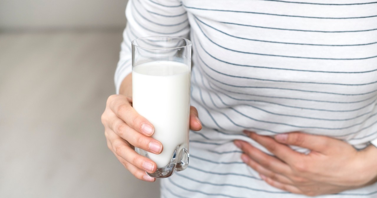 Już kilka minut po wypiciu mleka może pojawić się pokrzywka, obrzęk warg czy duszność. To alergia na kazeinę /123RF/PICSEL