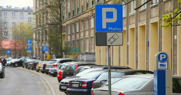 Już minuta spóźnienia z zakupem biletu parkingowego może kosztować nawet 50 zł. /Motor